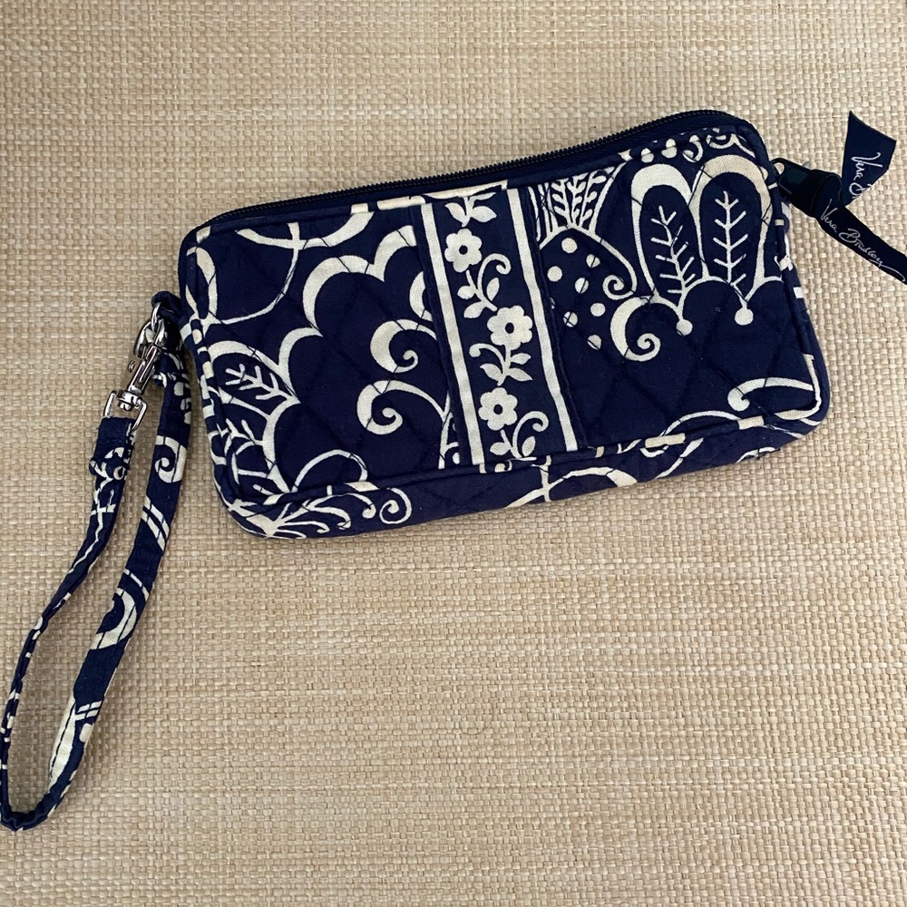 Vera Bradley wristlet. 💙